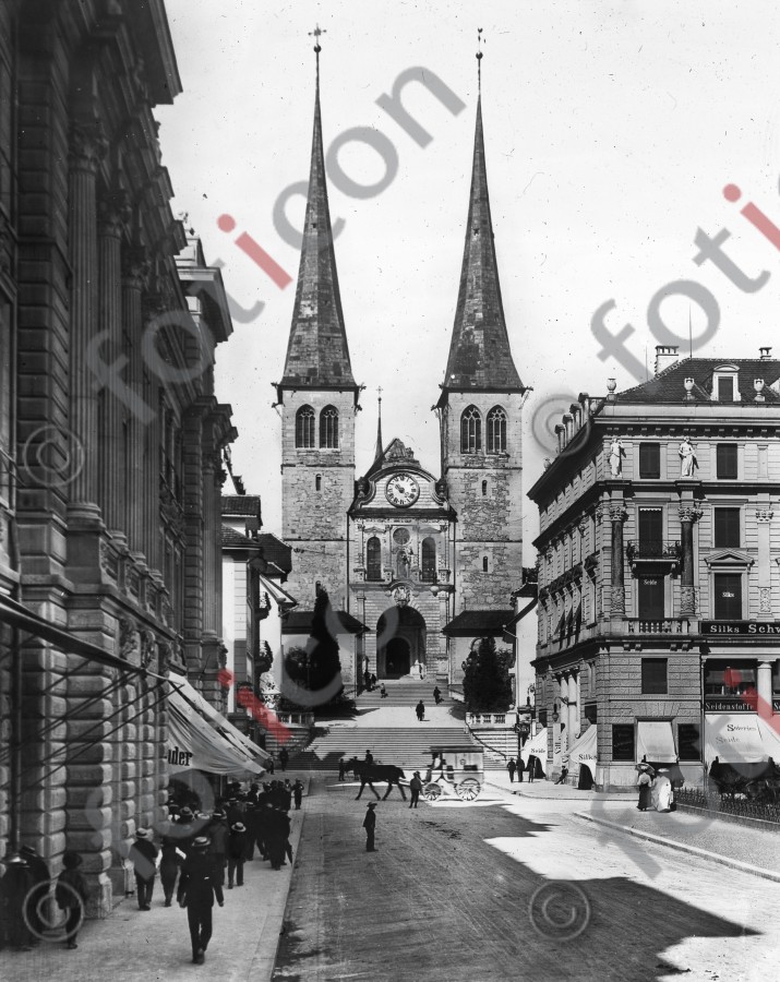 Luzern. Stiftskirche | Lucerne. Collegiate Church - Foto foticon-simon-021-004-sw.jpg | foticon.de - Bilddatenbank für Motive aus Geschichte und Kultur
